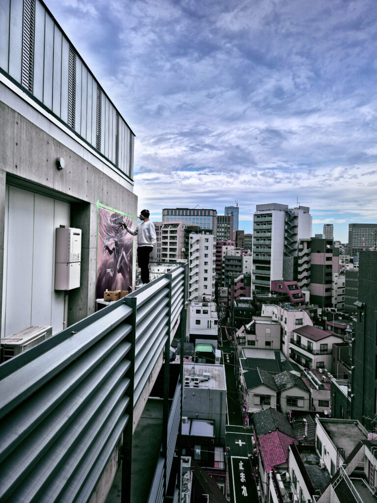 Künstler RoxS bei der Arbeit in Tokio