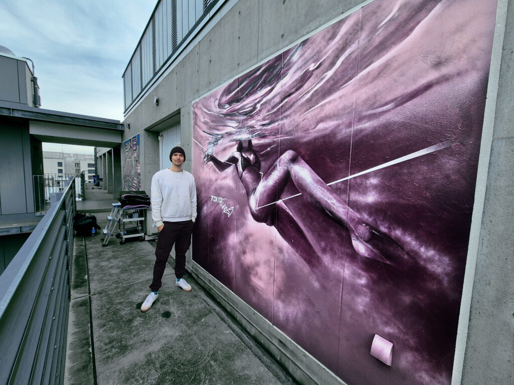 Graffiti Künstler RoxS vor seinem Kunstwerk in Japan Tokio